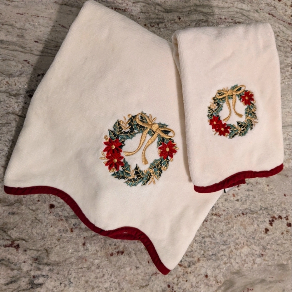 Well Dressed Home 100% Cotton Embroidered Bathroom Christmas 2 Pcs Towel Wreath